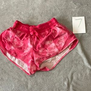 Lululemon size 4 pink hottie hot shorts 2.5 inch liner intact line dried